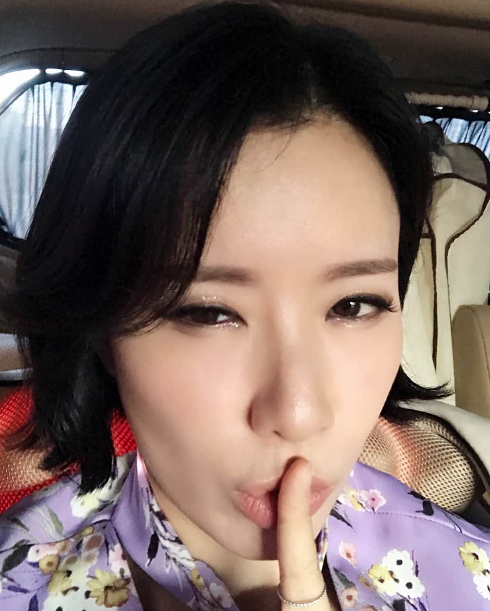 パク・キヨンのインスタグラム：「서울숲 행당 푸르지오에서 베란다 콘서트 했습니다🤗 얼마만에 공연인지😭😭😭 코로나가 너무 많은 걸 바꿔놨어요...이제 공연장에서 만날 수 있기를 기도해 봅니다🙏🙏🙏 제발요🙏🙏🙏 진짜,,,말도 안되게 블루스카이 가사 다 까먹은 건,,,비밀로 하기엔 너무 다,,,갑자기 시커멓게,,,아무것도 생각이 😳😳😳 대체 무슨일이 있었,,,🧐🤪 #몇달만에 #공연인지 #서울숲행당푸르지오 #베란다콘서트 #박기영 #parkkiyoung #오늘만난분들모두반가웠어요 #영원히잊지못할 #코로나공연 #코로나너 #다신오지마라👊 #자꾸이러지마 #많이사랑해주세요💜」