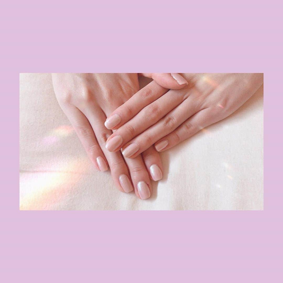 斉藤瑞季のインスタグラム：「1枚目、今はまってるネイルカラー💅 ピンクオーロラ✨写真じゃ伝わらないけど 光に当たるとオーロラに光るの！ あとは、写真撮ってないけどホワイトカラーのネイルも大好き！！ 塗るのは難易度高いけど💦  2枚目以降、過去のお気に入りセルフネイル集。 ジェルネイルキット欲しいけど とりあえず今のところは全部ポリッシュでネイルでやってるよ🙆‍♀️ #セルフネイル #セルフネイル部 #セルフネイルデザイン #オーロラネイル #ピンクネイル #ホワイトネイル #スクエアネイル」