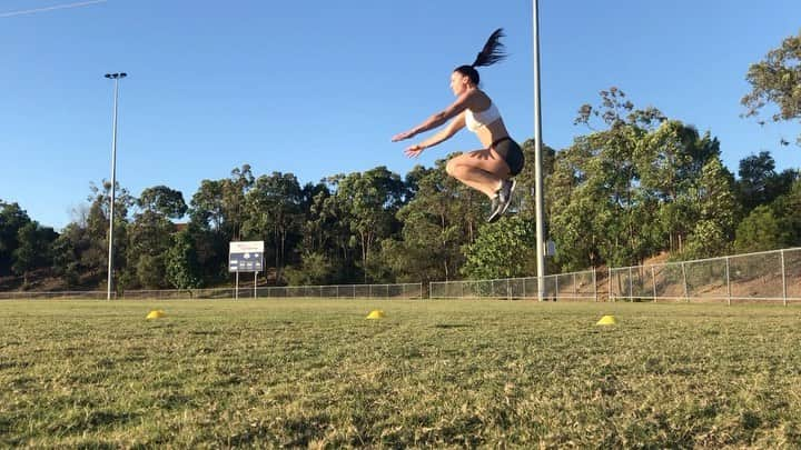 ミシェル・ジェネクのインスタグラム：「A few of my rehab exercises which will hopefully get me back over hurdles soon!  Last year I sustained injuries to my ankle and back which I’m still coming back from but I’m getting a little better every day and working hard to get myself ready to race in 2021 💪🏼😊」