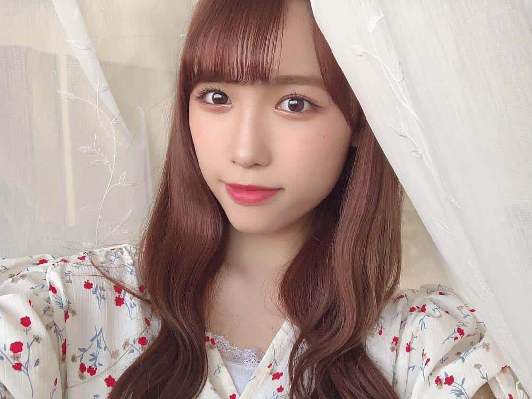 山本瑠香さんのインスタグラム写真 - (山本瑠香Instagram)「💇‍♀️💗 . 美容室に行けてなくてプリンになりすぎてたから 初めてセルフカラーしてみた！ . 初めてやから上手くいくかめっちゃ不安やったけど 思ったよりいい感じにピンクになってよかった🕊💭 . 使ったのは、 ビューティーラボ　ホイップヘアカラーのさくらピンクです🌸 プリンやだよ〜でも染めたいよ〜 って方はぜひ！オススメ！ . #おうち時間 #セルフカラー #ピンクヘアー」5月4日 18時18分 - ruka_1010_team8