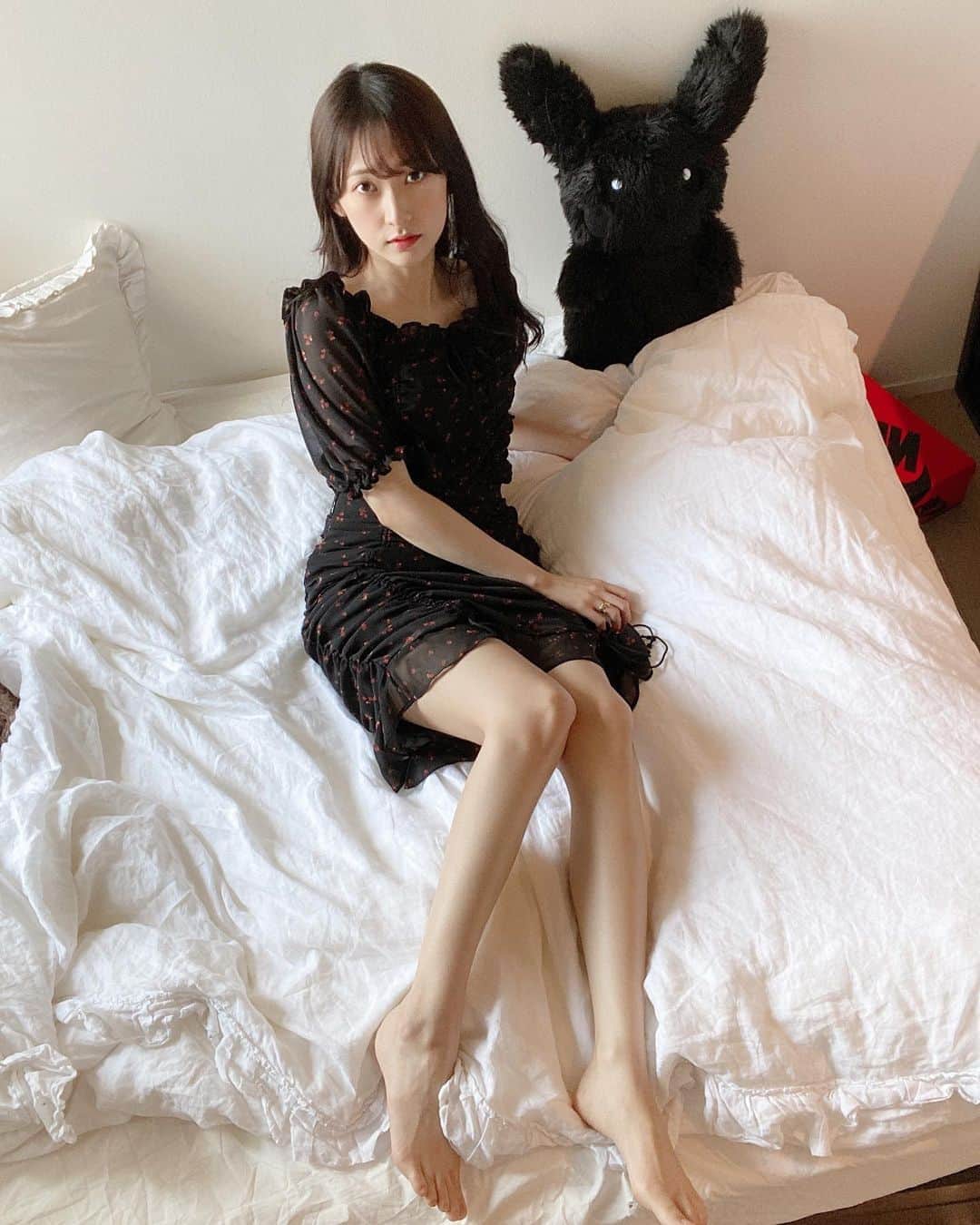粟津麻依さんのインスタグラム写真 - (粟津麻依Instagram)「STAYHOME🕊 ベッドの上にいる事が多いです。 展示会で頼んでたセットアップが届いて、先日のライブ配信でさっそく着た〜！ この写真めっちゃ猫目だね🐈笑」5月4日 18時19分 - awatsumai