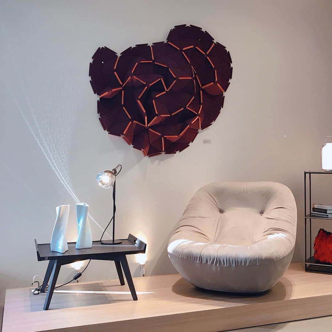 ligne roset shopさんのインスタグラム写真 - (ligne roset shopInstagram)「こんばんは。 アームチェアはBONNIE。包まれるような座り心地が魅力の直輸入モデルです🙂 張地は、ヌバックのNUBUで、起毛させた革でしっとりとした触り心地です✨  table: LUPO flower vase: WO wall accessory: CLOUDS table lamp: CHROME BELL  #ligneroset #リーンロゼ #lignerosettokyo #リーンロゼ東京 #インテリア #インテリアショップ #interior #インテリア好きな人と繋がりたい #暮らし #暮らしを整える #海外インテリア #room #sofa #ソファ #フランス #instagood #リビング @ligneroset_jp」5月4日 18時30分 - ligneroset_jp_shop