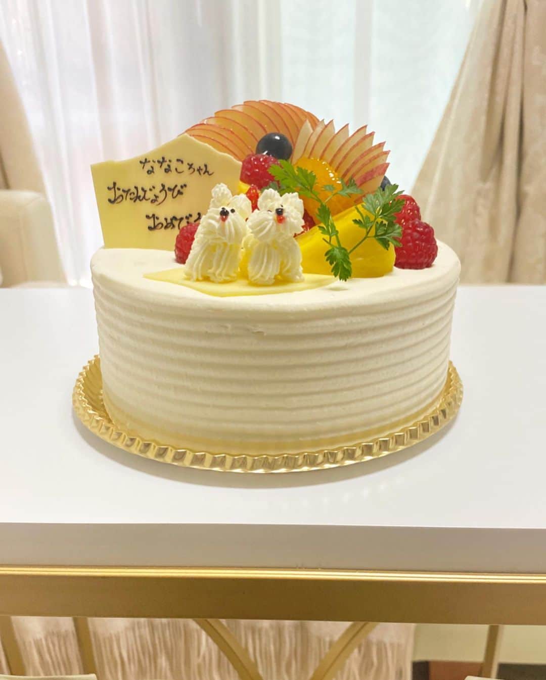 奈々子さんのインスタグラム写真 - (奈々子Instagram)「5月2日、今年もお誕生日を迎えました☆ #グラシエイクス さんにお願いしたホールケーキ🎂 フルーツたっぷりのオシャレなケーキの上にファンシーなコムベビが乗っている、めちゃくちゃ可愛いケーキに仕上げてくださいました(≧▽≦) . どうしてもワンちゃんを２つ乗っけてほしくて… 我儘を聞いて下さり心から感謝します(>_<) ✨ 今年はこんな状況で家族とも集まれないので、ケーキだけはと自分に用意した物☆ この可愛いすぎるケーキのお陰で胸いっぱいで誕生日を過ごす事が出来ました(*^_^*) . 予約する際、自分で『ななこちゃんおめでとう』とメッセージを伝えましたが、まさか本人がななこちゃんだとは店員さんも思わなかった事でしょう笑 . レッスンもオンラインで行ってますし、人に会わなさすぎてひとりの過ごし方のプロになってきました☆ 写真もセルフタイマーです☆笑 DMのお祝いメッセージもありがとうございました☆ . . #mybirthday #お一人様誕生日 #コムベビ♡」5月4日 18時31分 - nanako__official