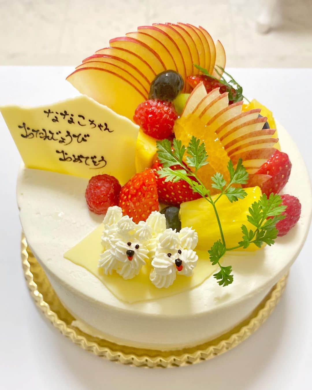 奈々子のインスタグラム：「5月2日、今年もお誕生日を迎えました☆ #グラシエイクス さんにお願いしたホールケーキ🎂 フルーツたっぷりのオシャレなケーキの上にファンシーなコムベビが乗っている、めちゃくちゃ可愛いケーキに仕上げてくださいました(≧▽≦) . どうしてもワンちゃんを２つ乗っけてほしくて… 我儘を聞いて下さり心から感謝します(>_<) ✨ 今年はこんな状況で家族とも集まれないので、ケーキだけはと自分に用意した物☆ この可愛いすぎるケーキのお陰で胸いっぱいで誕生日を過ごす事が出来ました(*^_^*) . 予約する際、自分で『ななこちゃんおめでとう』とメッセージを伝えましたが、まさか本人がななこちゃんだとは店員さんも思わなかった事でしょう笑 . レッスンもオンラインで行ってますし、人に会わなさすぎてひとりの過ごし方のプロになってきました☆ 写真もセルフタイマーです☆笑 DMのお祝いメッセージもありがとうございました☆ . . #mybirthday #お一人様誕生日 #コムベビ♡」