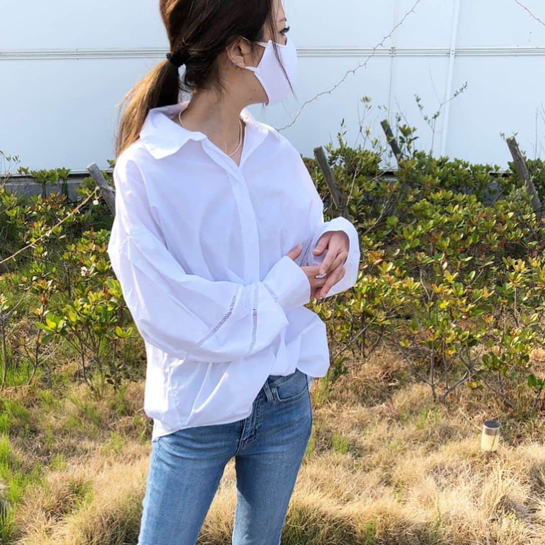 asuka0119のインスタグラム：「2020.5.4 . 深刻なマスク不足 マスクについたウィルスは7日間生存します 仕事用、プライベート用必要で、こちらをチョイス . 医療現場でも使い捨てマスクが不足し、消毒して使用しています。 経済も出口が見えないですよね… 何回でも洗って使用できるこのマスク。 コスパ考えたら使い捨ては勿体ない💦💦 柔らかい素材で、痛くないので使いやすい(ت) .  ウィルス対策をしたい方。 マスクがなくてお困りの方。 使い捨てマスクを洗って何度も使わざるを得なかった方。 @optimal_life_official  のマスクおすすめです ストーリーから飛べます▹▸﻿ 少しでもマスク不足の手助けになればと思い作られたマスクです ＃オプティマルライフ ＃布マスク #コロナに負けるな #stayhome #pr」