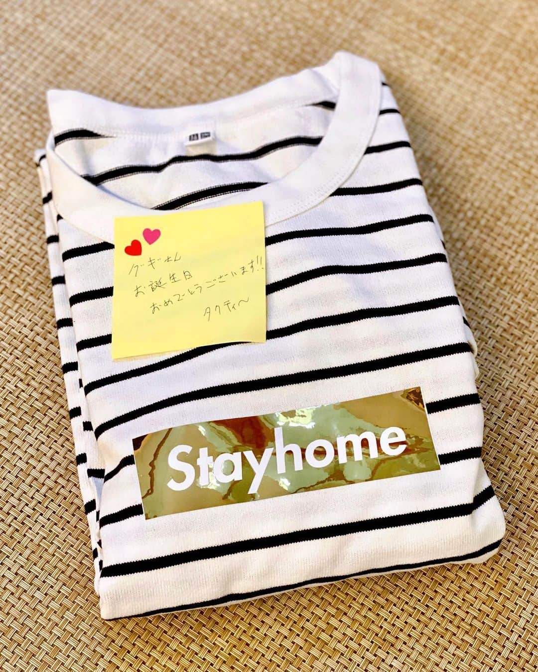 秋山具義さんのインスタグラム写真 - (秋山具義Instagram)「タクティ〜が、誕生日プレゼントで「Stayhome」Tシャツを届けてくれました❣️﻿ ゴールドロゴで、僕が好きなボーダーTシャツ嬉し〜❣️﻿ カラダの大きい人はココロも大きくてやさしいな〜❣️﻿ タクティ〜ありがとう❣️﻿ ﻿ #stayhome #タクティー #おうち時間」5月4日 18時40分 - gugitter