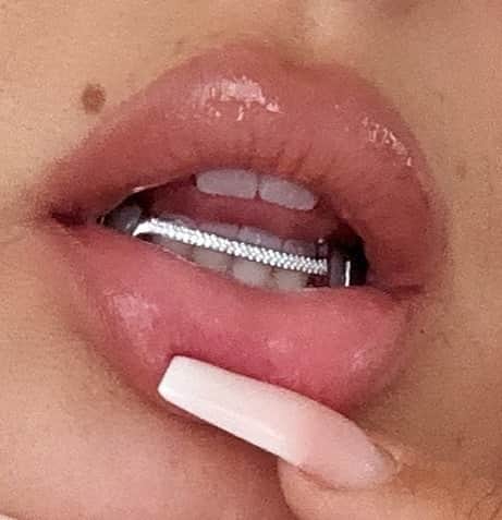ファニー・リックマンのインスタグラム：「Totally get the phrase “diamonds are a girls best friend” now 🤑@grillzmastersthlm」