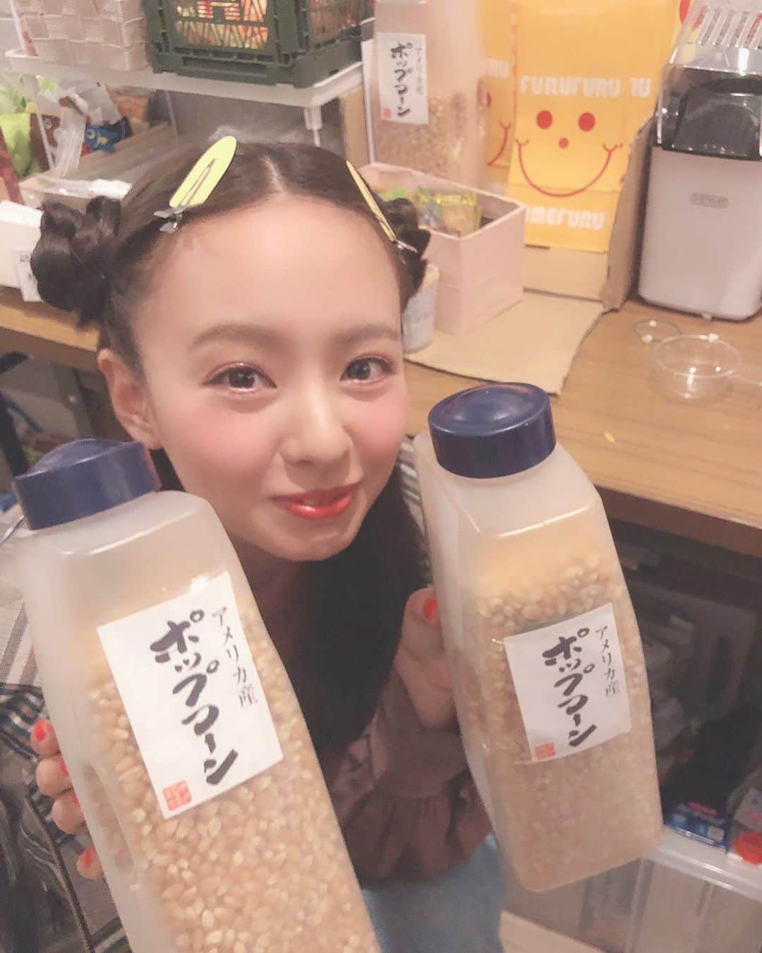 山田菜々さんのインスタグラム写真 - (山田菜々Instagram)「おでこ全開でアメリカ産ポップコーンを作ってた1年前のわたし😇🍿 #恐らくもうすることのない髪型 #26歳で耳横ツイン団子 #今年もまだいけるかな？ #😎」5月4日 18時44分 - tannana.yamada