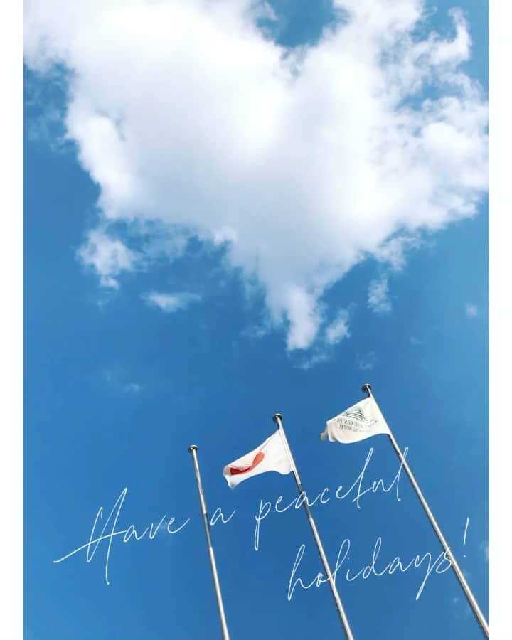 神戸メリケンパークオリエンタルホテル【公式】のインスタグラム：「Have a peaceful holidays!  なんとなくハート形にも見えるような… 優しい雲が青空に浮かんでました  #神戸メリケンパークオリエンタルホテル #神戸メリケンオリエンタルホテル #メリケンパークオリエンタルホテル #メリケンオリエンタルホテル #kobemerikenparkorientalhotel #koberesort #kobeport #kobehotel #おうちで旅体験 #rakutentravel」
