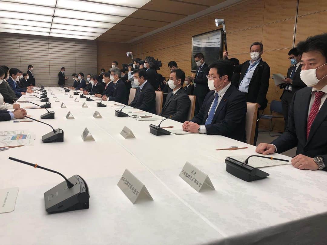 木原稔のインスタグラム：「“アベノマスク”を着用して会議に出席。」