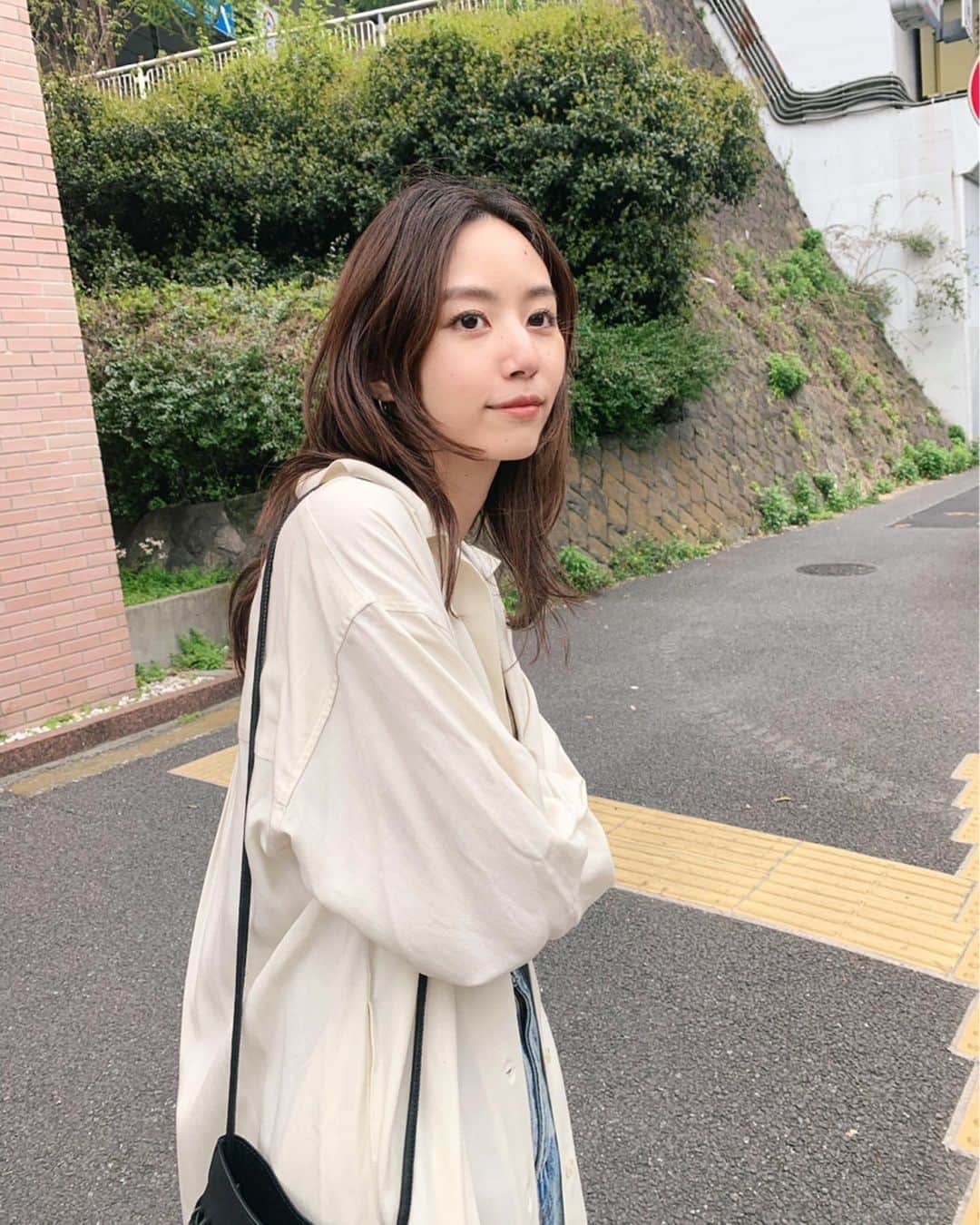 Shiho Sasakiのインスタグラム：「気温が読みづらい時期はシャツが正解⭕️ 定番のオーバーサイズシャツのロングverが出たよ🕊 コーデの詳細はブログにUPしました✨ #MOUSSY #MOUSSYSNAP」