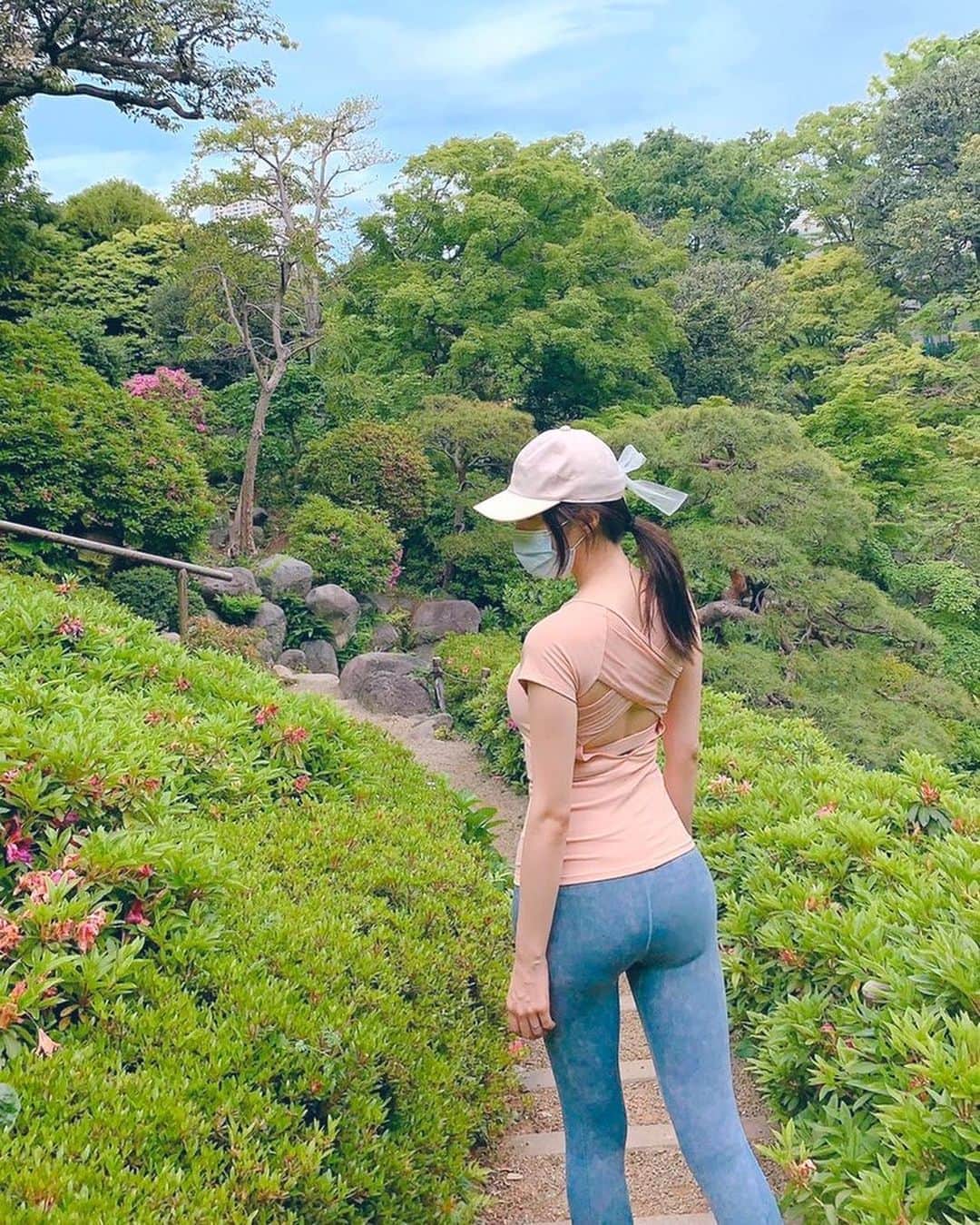 のインスタグラム：「久しぶりに外歩いた🚶‍♀️ あたたかくて緑が綺麗な季節だよねー😌☘ @xexymix_jp  #walking #ヨガウェア #コロナに負けるな」