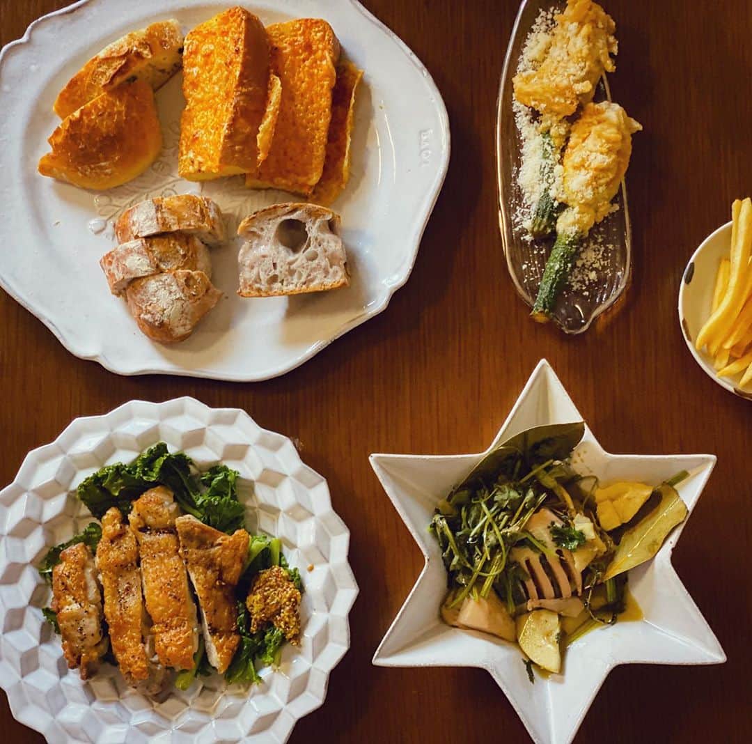 内山理名さんのインスタグラム写真 - (内山理名Instagram)「おうチッツィアな日🏡 ・ たまにはテイクアウト！！ 焼き立てパンに、チーズイン花ズッキーニのフリット、たけのこの香草アヒージョ、鶏モモ肉ソテー、フライドポテト🍽 ・ シェフに拍手👏 ・ #dinner  #cizia #astierdevillatte」5月4日 19時05分 - rinauchiyama_official