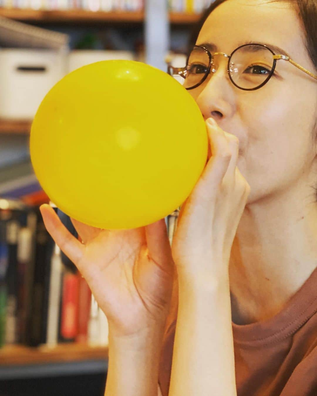 映美くららさんのインスタグラム写真 - (映美くららInstagram)「膨らませては飛ばす×∞ 🎈🤖🧸💛🎈」5月4日 18時59分 - emikurara_official