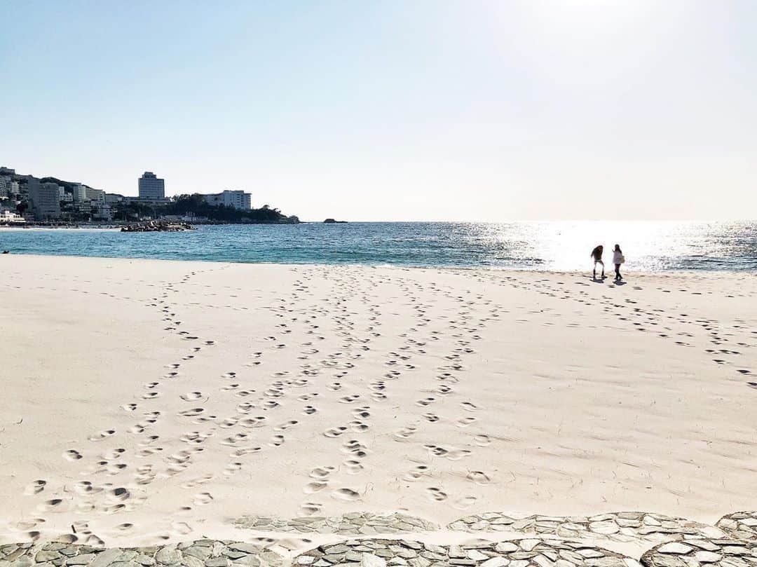 Visit Wakayamaさんのインスタグラム写真 - (Visit WakayamaInstagram)「.⠀ Imagining the sounds of the gentle waves at #Shirahama Beach from afar. ⠀ #wakayamavisitsyou #stayhome #staysafe #staypositive⠀ 📸: @kazuk338」5月4日 19時00分 - visitwakayama