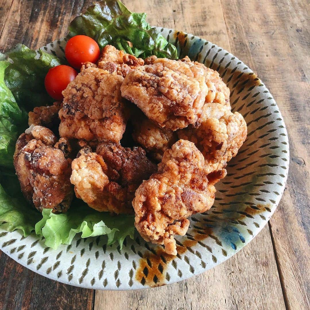 chaako ちゃあこのインスタグラム：「2020.5.4 * * 今日の晩御飯٩(๑❛ᴗ❛๑)۶ * ＊唐揚げ ＊たっぷりサラダ ＊出汁巻き卵 ＊浅漬け ＊チゲ風スープ ＊もち麦ごはん * でした(๑´ڡ`๑) * 写真は唐揚げだけですが(笑) * 旦那がどうしても唐揚げが食べたいって言うから…揚げたくなかったけど揚げました(￣m￣*) * GW中は早めにごはんを食べようと思って、支度も早めに始めます。 * 早めに食べて、早めに就寝。 健康的な生活を目指して(∩ᵒ̴̶̷͈̀ㅂᵒ̴̶̷͈́)∩ * でも昨日は雷雨のせいで、なかなか眠れなかったけど(๑¯ω¯๑) * GWもあと2日。 福岡に帰りたかったなー。 帰れないし、帰らないけど。 * 去年は実家でBBQしたり。 * 思い出すのは、はなちゃんの事ばかりなんですけどね。 * 去年のGW前から徐々に食べなくなって、GWに悪くなって、福岡に11日間も滞在して、福岡の行きつけの病院に毎日（最初の頃は1日2回）通ったなー。 * でもそれがあったから、それから半年も一緒に居れたわけで。 * 大変だったけど、1年前に戻りたいです(｡•́-ก̀｡) * * *」
