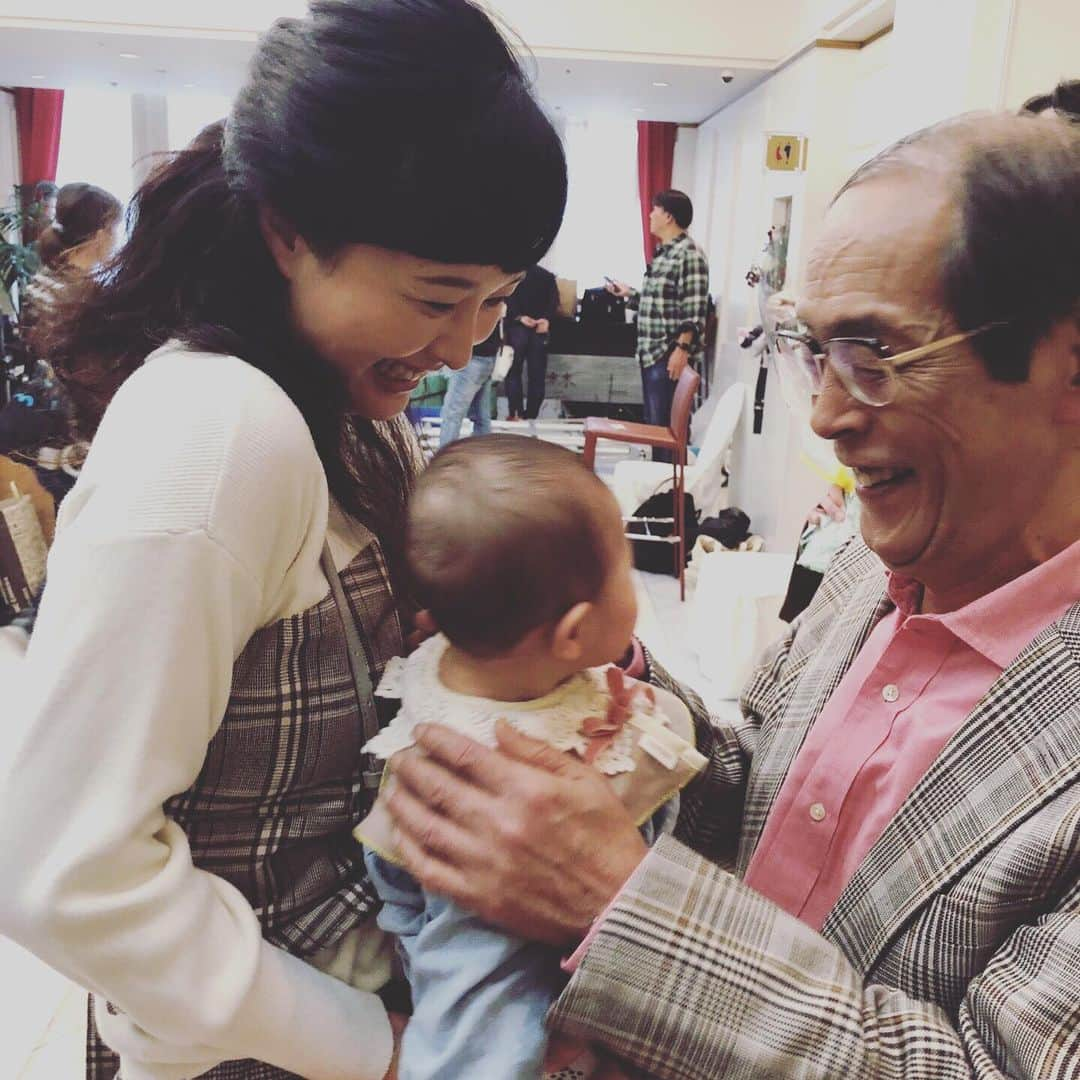 鈴木麻衣花さんのインスタグラム写真 - (鈴木麻衣花Instagram)「志賀廣太郎さんを偲び、今晩20時からテレビ東京で『三匹のおっさん3～正義の味方、みたび!!～』最終話「3匹のおっさん最後の大成敗」2時間SPが追悼放送されるそうです。 ぜひぜひご覧くださいませ。 あー。もう、泣きそうだ。 これはブログにも載せたけど、娘と初めて会ってもらった日のお写真です。  https://ameblo.jp/suzuki-maika/entry-12593590986.html  この笑顔、忘れません。  #3匹のおっさん#志賀廣太郎 さん#今晩放送#お世話になりました#ありがとうございました」5月4日 19時13分 - maika0321