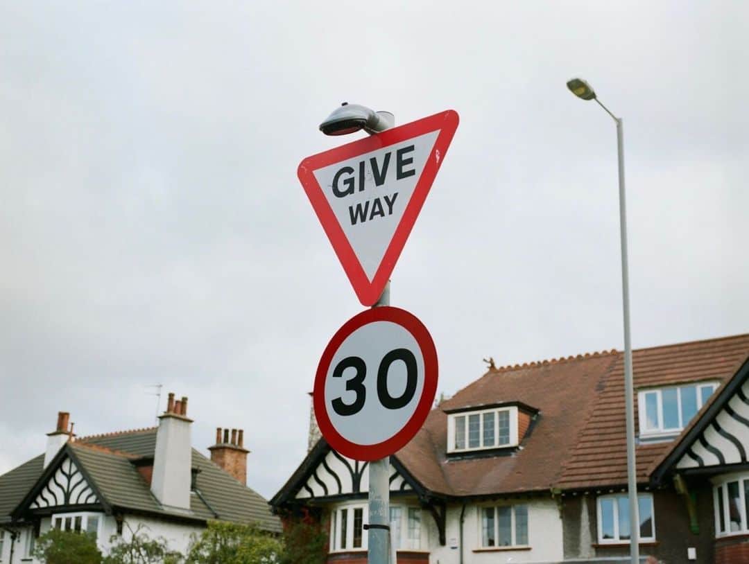 大辻隆弘さんのインスタグラム写真 - (大辻隆弘Instagram)「よっぽどイギリスの交通標識を気に入ってたんだろうな。似たような写真が大量にある。笑  FUCK OFF VIRUS」5月4日 19時15分 - photsuji