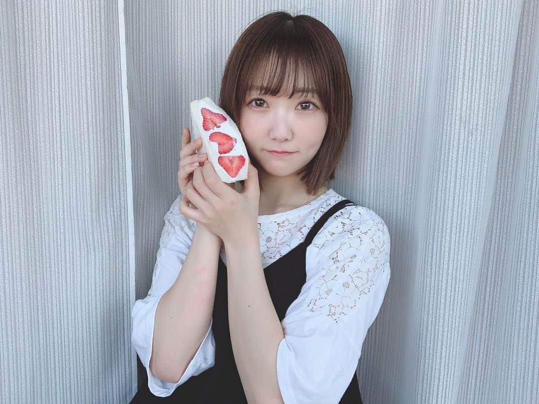 夏川愛実のインスタグラム：「﻿ ﻿ テイクアウトしたいちごの﻿ フルーツサンド💗🍓﻿ ﻿ これは最高すぎた、、、 ﻿ ﻿ #いちご#フルーツサンド#スイーツ﻿ #いちごスイーツ#おうちカフェ#テイクアウト﻿ ﻿」