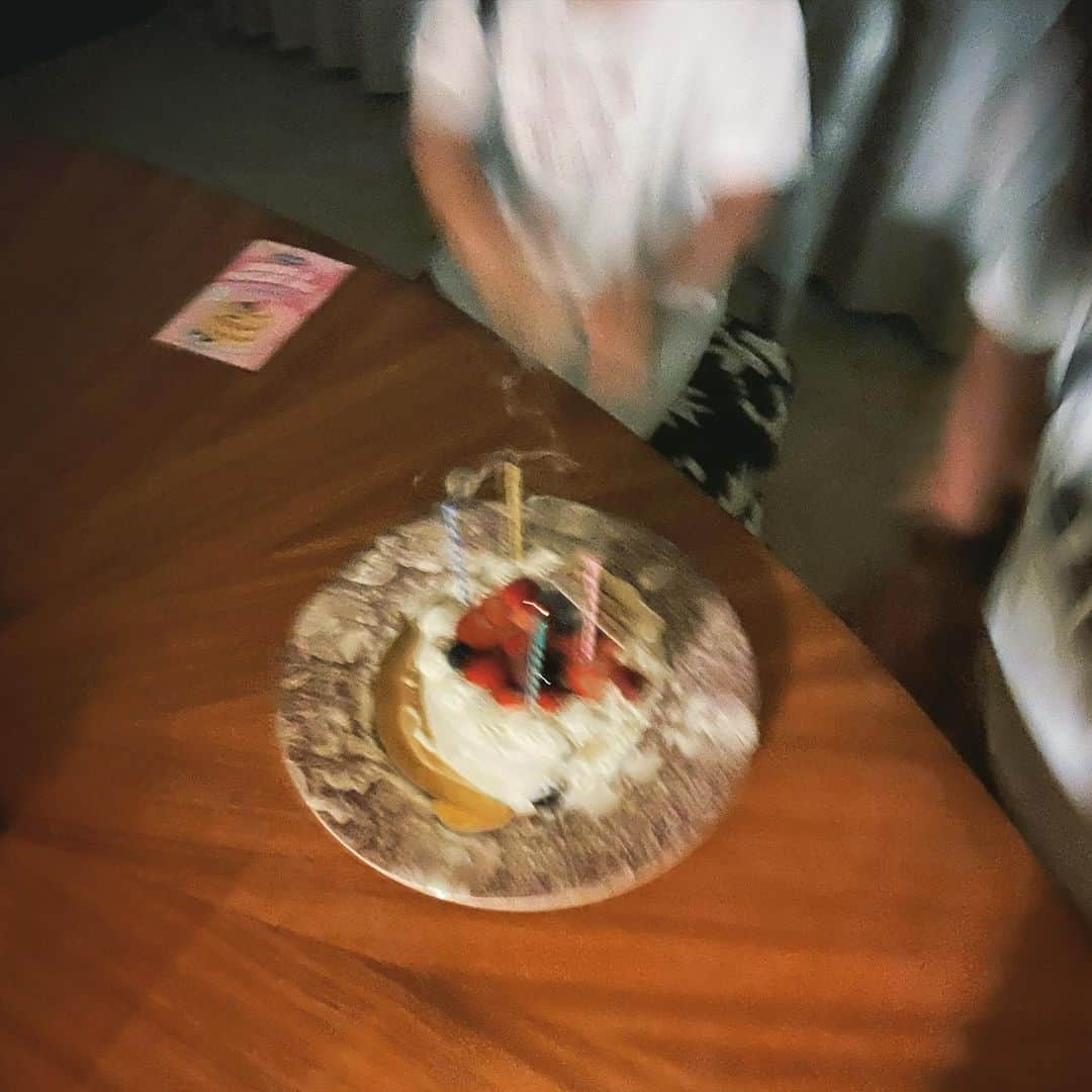 金子綾さんのインスタグラム写真 - (金子綾Instagram)「ハッピーバースデイ👨🎂🎉🎁 貴方がいるから 私は私らしくいられるのです♡ 貴方がいるから 可愛い娘に会えました♡  いつもありがとう。」5月4日 19時19分 - ayaaa0707