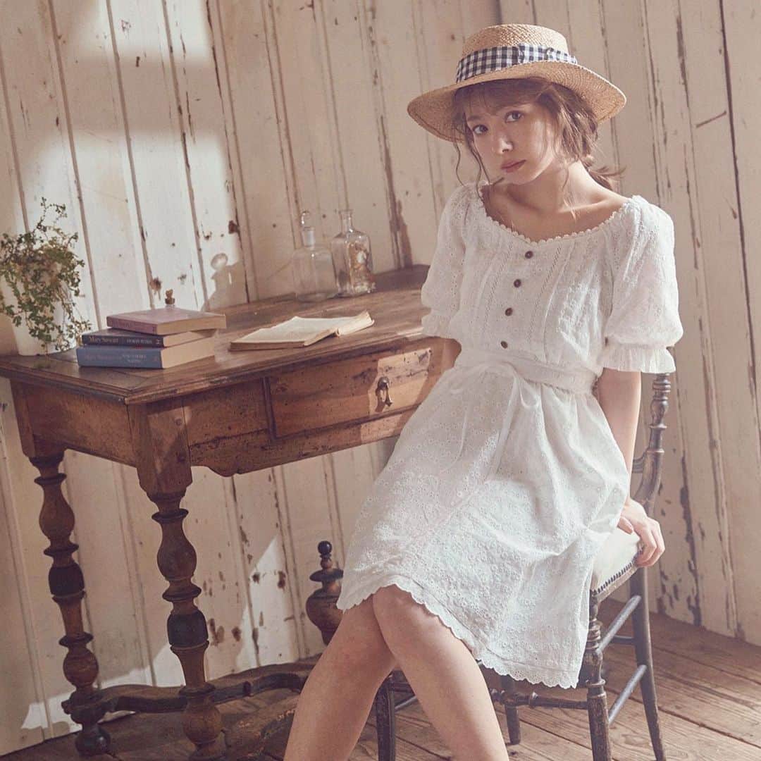 柴田あやなのインスタグラム：「モデルをさせて頂いているaxesfemme poetiqueさんとわたしでコラボ服を作ることになりました❤︎ こだわりがたくさん詰まったワンピース４型を発売します🥰 わたしが低身長なので、低身長の方でも丈感やサイズが合うようなお洋服を作って頂きました！  今日５月４日から 他にも撮影したお洋服のwebカタログが公開されてます！URLはストーリーに貼ってあるので見てくださいねっ❤︎または@axes_poetique_official のアカウントをチェックしてください🙌🏻 #axesfemmepoetique　#axesfemmeでつながろう　#axesfemme #コラボ #限定」