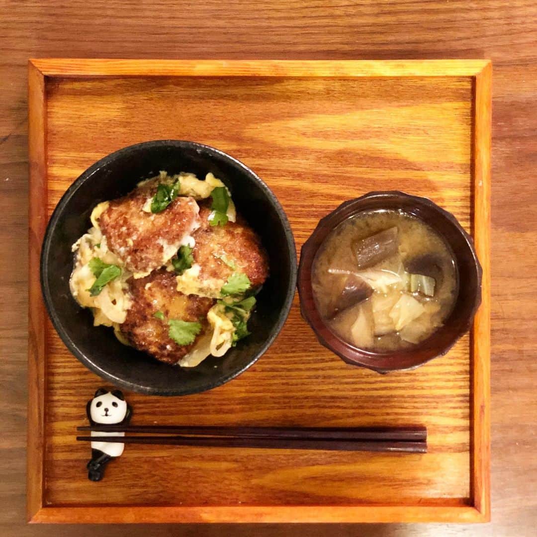 川島カヨのインスタグラム：「本日はヒレカツ丼☺︎﻿ ﻿ 豚ヒレ肉あったので作ってみた。なんとなくトンカツはお外で食べるものだったけど、出れないし。家で作るの初めて。﻿ ﻿ みつば無かったので、かわりにパクチーのせました。﻿ ﻿ ﻿ #きょうのごはん﻿ #適当ごはん﻿ #おうちごはん﻿ #おうちごはんlover﻿ #ゆるめし﻿ #japaneasefood﻿ #クッキングラム﻿ #ひとりごはん﻿ #カツ丼﻿ #ヒレカツ﻿ #パクチー﻿ #おうちで過ごそう﻿ #おうち時間﻿ #stayhome﻿」