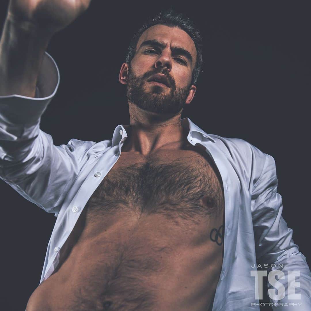 エリック・ラドフォードさんのインスタグラム写真 - (エリック・ラドフォードInstagram)「Who says you can’t get a little wild during quarantine?  #photoshoot #beard #scruff #menstyle #mensfashion #man #body #shirtlessguys #goodtimes」5月5日 5時14分 - ericradford85