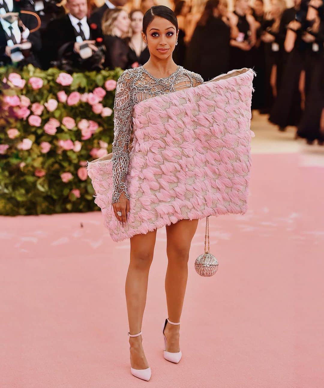 リザ・コッシーのインスタグラム：「Met Gala 2019 • I miss my pink poptart dream boat. If you recreate this look using whatever you have at home, I WILL repost you. That’s a challenge and a threat. Good luck. May the 4th be with you. • Made a video with @voguemagazine to make up for this years. Watch and stifle tears with me.」