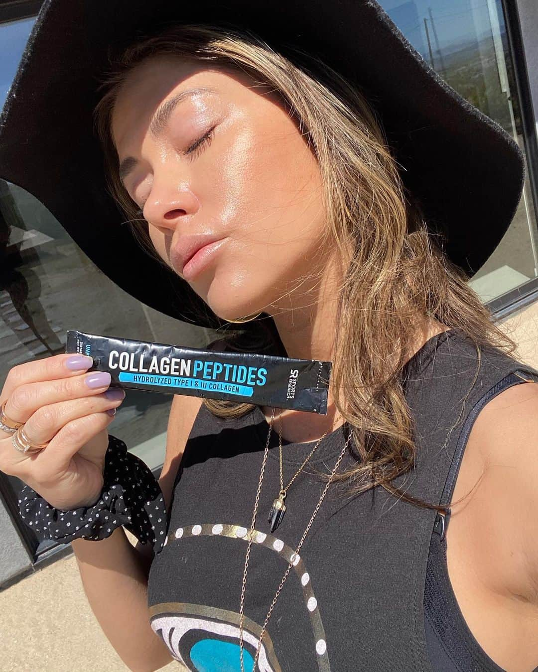 アリアニー・セレステさんのインスタグラム写真 - (アリアニー・セレステInstagram)「That glow up thanks to @sportsresearch collagen! I put this is my tea, coffee, or shake every morning  and they dissolve perfectly. Try out their flavored ones too! Use code Arianny for $ off! #sportsresearchcollagen #ad」5月5日 5時34分 - ariannyceleste