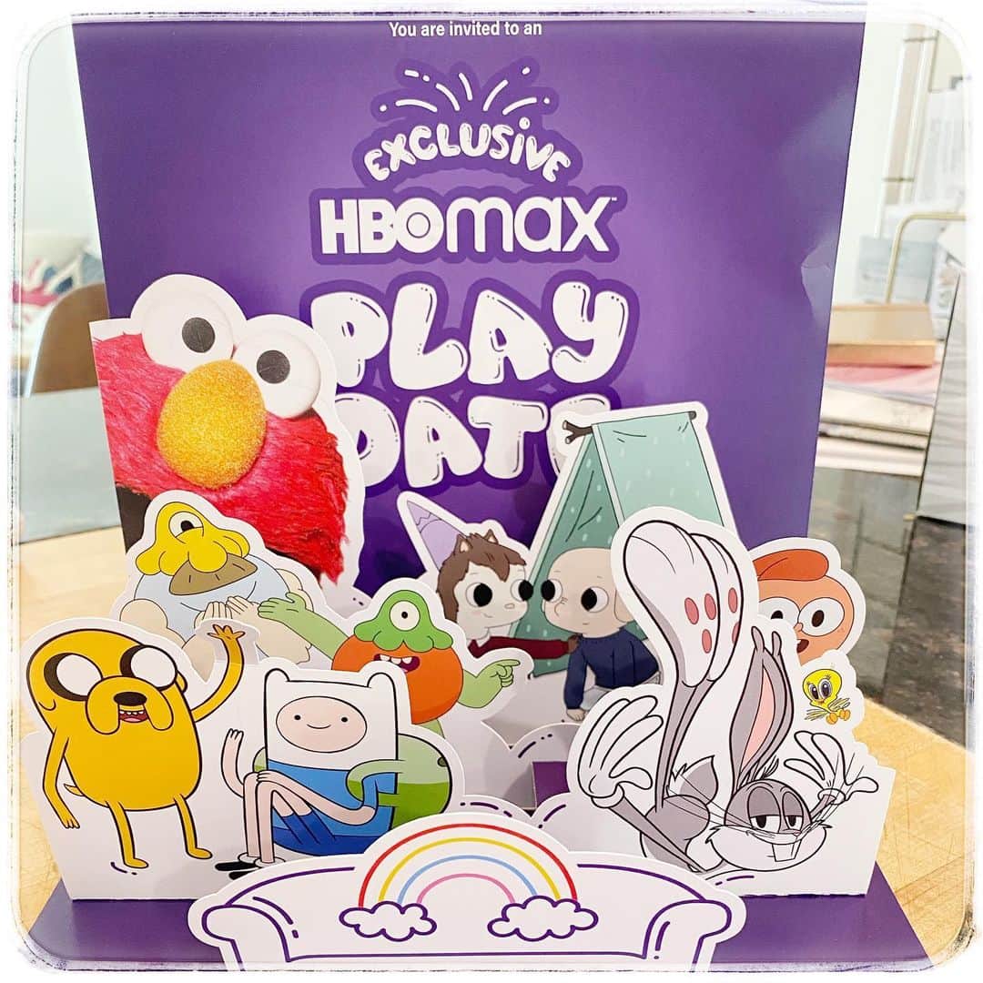 レイチェル・レフィブレのインスタグラム：「Kiddos and I are so excited to participate in tomorrow’s #stayhome premiere of @hbomax which officially launches May 27th. To mark this event, #HBOMax is donating to several non-profits including @unicef to help bring much needed Covid-19 relief.  Thank you for the box of goodies so we could play along while we watch!* *I’m selfishly more excited to watch Craftopia (host is 🇨🇦 in LA like me!) than for my kids to hang with Elmo 😬🎨 #GiftFromHBOMax @insideHBOMax YouTube: youtube.com/hbomax」