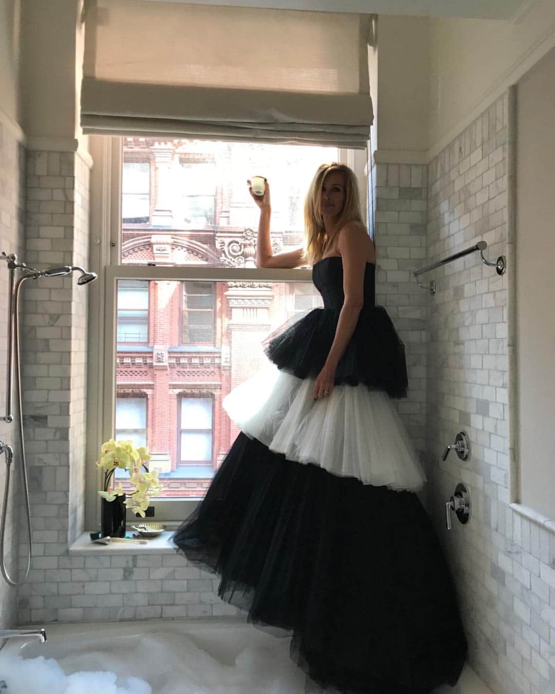 のインスタグラム：「Here’s me...not going to the Met Ball tonight. #stayhome #yesyoustillhavetostayhome」
