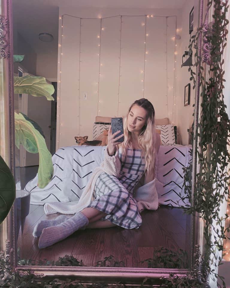 Kalyn Nicholsonのインスタグラム：「get all the “laying around the house” vibes out now because once this is over we will be laying around anywhere but.  p.s. there’s a couple bonus videos coming this week to keep your laying around the house game going strong 🕯」