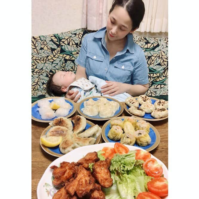 世手子さんのインスタグラム写真 - (世手子Instagram)「When my son slept, I ate dim sum(o^^o) Yuzu fried chicken was also delicious(*ﾟ▽ﾟ*) Everyone, enjoy your time at home╰(*´︶`*)╯♡ https://higankaku-shop.com/?pid=113658219 @higankakushop #飛雁閣オンラインショップ で #化学調味料不使用 の広東餃子・焼売・小籠包ほか5種アソート食べました(о´∀`о) 中国料理の名店 #銀座飛雁閣 (^_^*) めっちゃ美味しすぎ(*☻-☻*) #鮮蝦餃 プリプリ🦐 #広東円煎餃 ジューシー＾＾ #広東煎餃 おっきいっっ #小籠包 薄皮でした（＾◇＾） #広東焼売 具沢山でうましっっ さらに今日のディナーは @hanami____873 #トリゼンダイニング #博多華味鳥 の #水たき唐揚げ もいただき(*´∀`)♪ #柚子唐揚げ 初体験（＾＿＾）☆ 味がしみてご飯によくあいました(≧∀≦) ご飯作ってたら我が子は寝ちゃったw 食べてる頃に起きましたw こんなときだからこそ #お取り寄せ #グルメ を楽しんでます(๑˃̵ᴗ˂̵) #おうちご飯 で家族との #うち時間 を満喫してますo(^_^)o みんなも素敵な休日をお過ごし下さいっっ #華味鳥 #水たき #水炊き #唐揚げ #hanamidori #水たき料亭 #福岡グルメ #博多グルメ #料亭の味 #もつ鍋 #カドノカシーワ #ペプチード #水炊き炙り焼 #福扇華」5月4日 21時24分 - rojide