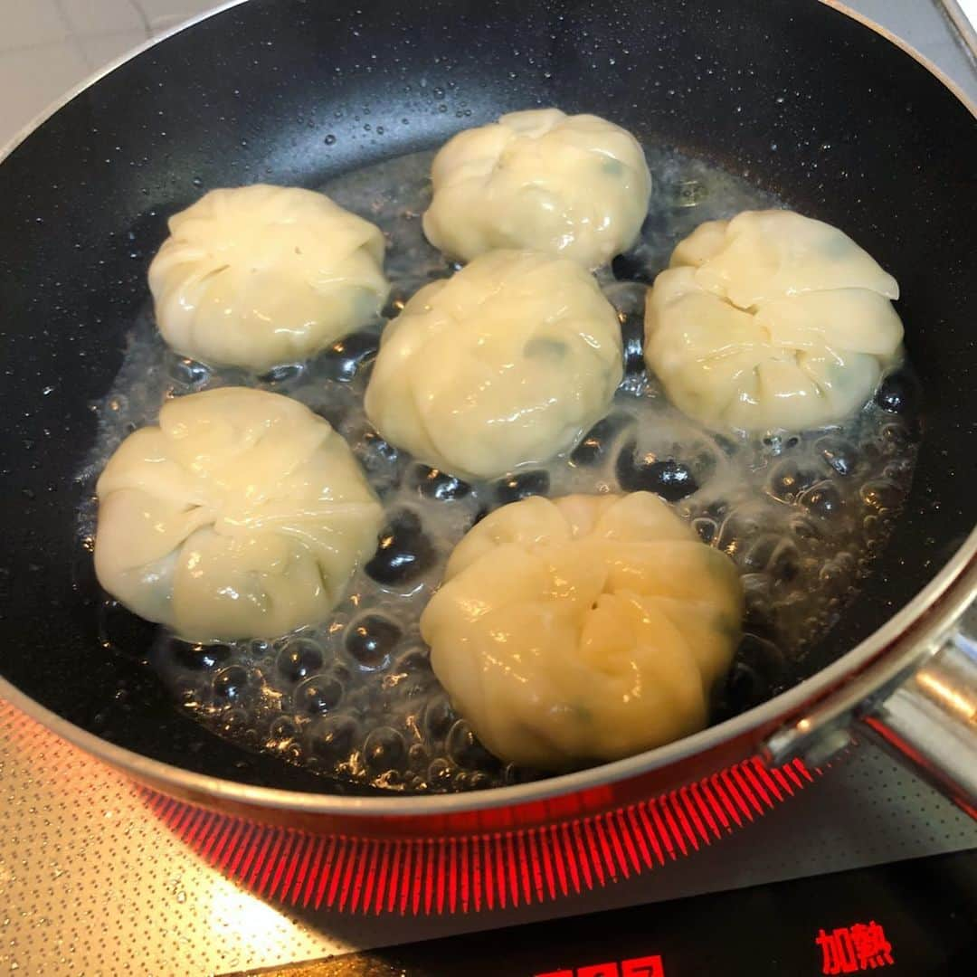 世手子さんのインスタグラム写真 - (世手子Instagram)「When my son slept, I ate dim sum(o^^o) Yuzu fried chicken was also delicious(*ﾟ▽ﾟ*) Everyone, enjoy your time at home╰(*´︶`*)╯♡ https://higankaku-shop.com/?pid=113658219 @higankakushop #飛雁閣オンラインショップ で #化学調味料不使用 の広東餃子・焼売・小籠包ほか5種アソート食べました(о´∀`о) 中国料理の名店 #銀座飛雁閣 (^_^*) めっちゃ美味しすぎ(*☻-☻*) #鮮蝦餃 プリプリ🦐 #広東円煎餃 ジューシー＾＾ #広東煎餃 おっきいっっ #小籠包 薄皮でした（＾◇＾） #広東焼売 具沢山でうましっっ さらに今日のディナーは @hanami____873 #トリゼンダイニング #博多華味鳥 の #水たき唐揚げ もいただき(*´∀`)♪ #柚子唐揚げ 初体験（＾＿＾）☆ 味がしみてご飯によくあいました(≧∀≦) ご飯作ってたら我が子は寝ちゃったw 食べてる頃に起きましたw こんなときだからこそ #お取り寄せ #グルメ を楽しんでます(๑˃̵ᴗ˂̵) #おうちご飯 で家族との #うち時間 を満喫してますo(^_^)o みんなも素敵な休日をお過ごし下さいっっ #華味鳥 #水たき #水炊き #唐揚げ #hanamidori #水たき料亭 #福岡グルメ #博多グルメ #料亭の味 #もつ鍋 #カドノカシーワ #ペプチード #水炊き炙り焼 #福扇華」5月4日 21時24分 - rojide