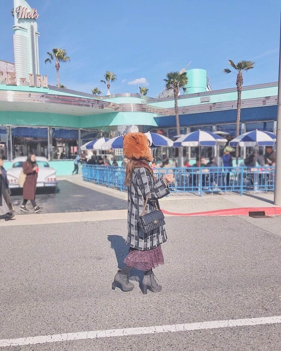 石原優衣のインスタグラム：「🧸 ﻿ ﻿ くまが通りまーす🧸🤚🏻 ﻿ ﻿ ﻿ この写真ほんとにじわじわくる🤣﻿ ﻿ ﻿ ﻿ #おうち時間 #stayhome #usj」