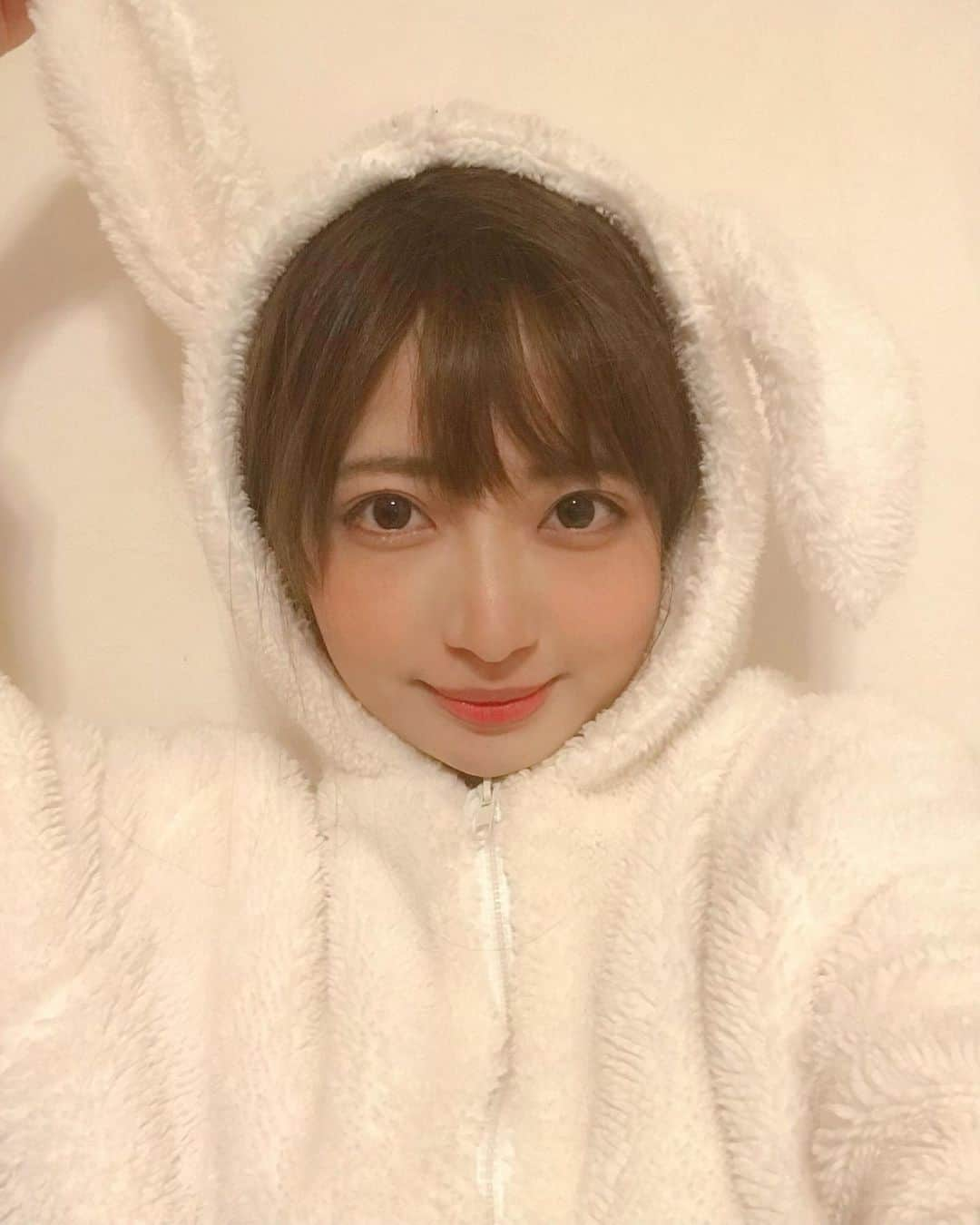 羽田優里奈さんのインスタグラム写真 - (羽田優里奈Instagram)「. . ２年くらい前から着てるモコモコパーカー☁️ . おばあちゃんから貰ったもの。 外では着れないなぁと思いつつ、 部屋着として大活躍してる。 . 耳と尻尾がついている。🐰 着心地は包まれているようで最高。 いつまでも孫なのだなぁ . . 今年も役目を終え、 ゴールデンウィーク前にしまいました！ . 急に暖かくなりましたねえ 半袖で過ごせるうれしさ！☺︎ . . . . . . #おうち時間 #部屋 で #のんびり #ごろごろ (¦3冫 ﾉ)ﾉ  #恥ずかしながら #ルームウェア #🐰 #過去pic #もこもこ #パーカー #うさぎ #うさ耳  #うさ耳パーカー #パジャマ #寝巻き #バニーの日 #pajama #japanesegirl #girl #rabbit #roomwear」5月4日 21時18分 - hadayurina_