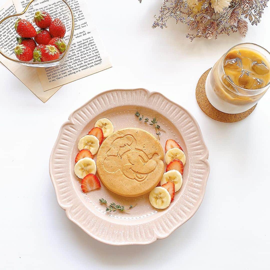のインスタグラム：「ㅤㅤㅤㅤㅤㅤㅤㅤㅤㅤㅤㅤㅤ ㅤㅤㅤㅤㅤㅤㅤㅤㅤㅤㅤㅤㅤ ㅤㅤㅤㅤㅤㅤㅤㅤㅤㅤㅤㅤㅤ #おはるのおうちカフェ ㅤㅤㅤㅤㅤㅤㅤㅤㅤㅤㅤㅤㅤ ミッキーのミニパンケーキ🥞と いちご🍓とアイスラテ☕︎ ㅤㅤㅤㅤㅤㅤㅤㅤㅤㅤㅤㅤㅤ アイスラテは ①インスタントコーヒー (わたしはセブンイレブンの) 小さじ1.5 に お湯40ml 入れ溶く。 ②グラスに氷を入れ、牛乳を150ml 注ぐ。 ③ゆっくりと①を注ぎ入れ完成。 ㅤㅤㅤㅤㅤㅤㅤㅤㅤㅤㅤㅤㅤ ㅤㅤㅤㅤㅤㅤㅤㅤㅤㅤㅤㅤㅤ 質問来てたので載せておきますね☺️🤎 ㅤㅤㅤㅤㅤㅤㅤㅤㅤㅤㅤㅤㅤ ㅤㅤㅤㅤㅤㅤㅤㅤㅤㅤㅤㅤㅤ あとは、このお皿の詳細と、まだ載せてないけど お気に入りの可愛いお皿を載せておきます☺️❤︎ ㅤㅤㅤㅤㅤㅤㅤㅤㅤㅤㅤㅤㅤ ㅤㅤㅤㅤㅤㅤㅤㅤㅤㅤㅤㅤㅤ」