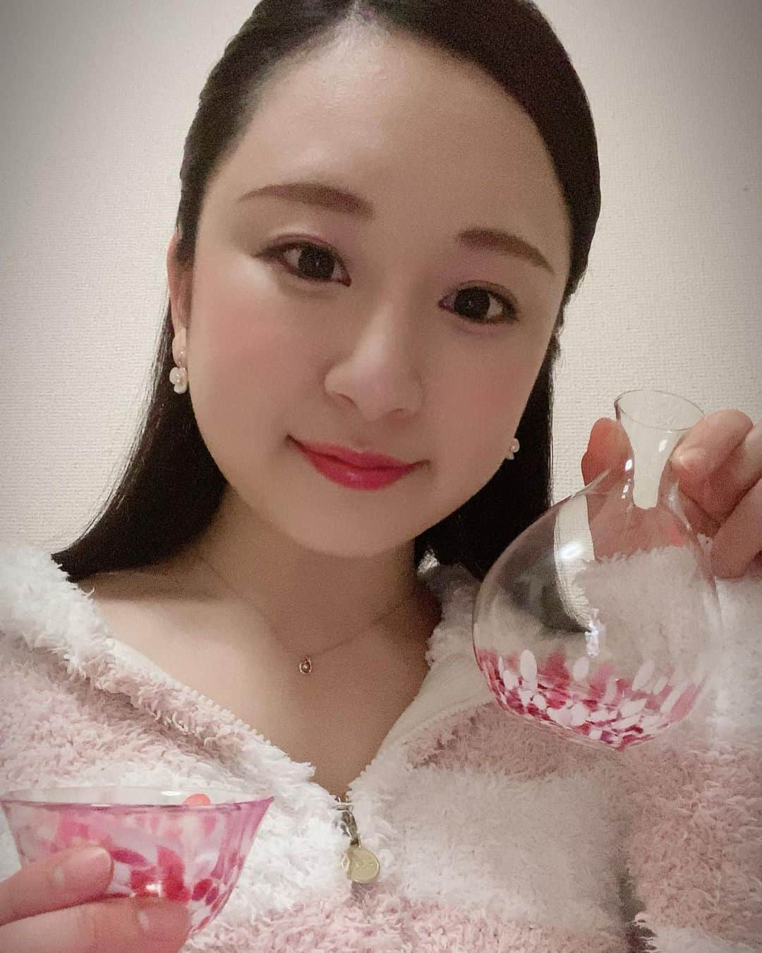 茉玲さや那さんのインスタグラム写真 - (茉玲さや那Instagram)「┈┈┈┈┈┈┈ ❁ ❁ ❁ ┈┈┈┈┈┈┈┈ ･ ･みなさん、いかがお過ごしですか  先日 可愛い酒器を頂きました♥  落ち着いたら  これでホームパーティだなっ♪  なんて  頭の中で楽しいことを色々考える  そんな日々です^_^」5月4日 21時21分 - sayana_egg_98