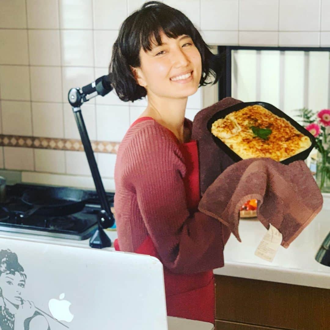 望月一花のインスタグラム：「世の中のなんとなく窮屈な雰囲気に 何か、力になれることはないか 私に出来ることはないか、と StayHomeでご飯作りタスクが大量に増え 困ってる友人達やママさん達をサポートしたい一心で 手探りに始めた#みんなでごはん作ろう会 ・ ビックリするぐらい反響があって 嬉しくて嬉しくてと同時に 責任とプレッシャーを感じる真面目さんなのだけど🤣w でもそれ以上にみんなの顔を見れて話をしながら いっしょにご飯を作れるのはとてもとても楽しい🥰 嬉しいお声も沢山いただいて。 「いつも何気なくしてる料理作りや食事との向き合い方が変わった！」 「自分のキッチンで、自分では見出だせないレシピや味付けの料理が本当楽しかった！」 など…♡ ・ 遠隔でも、こんなにも伝わるなんて🥺 私自身もビックリです。 食いしん坊で追求型で色々と研究してきたかいがあった…！ ベジタリアンの植物性のみですが、ノンベジの方も男の人も 物足りなさを感じさせない、身体も心も喜べるような みーんなが美味しいと思えるものが好きです💖 ・ 味見をしたり香りを嗅いだり 作り終わってみんなと談笑しながら食べたり 対面でお互いの波動を交換したりも 早くできるようになりますように🌟 ・ まずはお家で出来ることを❣️ 移動時間なく自分のお家と道具でその場でできるのは、やっぱりオンラインの強み♪ 明後日の#3分オヤツ を作る#みんつく も楽しみだなぁ〜🥰 いくら食べても太らないコツも、教えますよ😘」