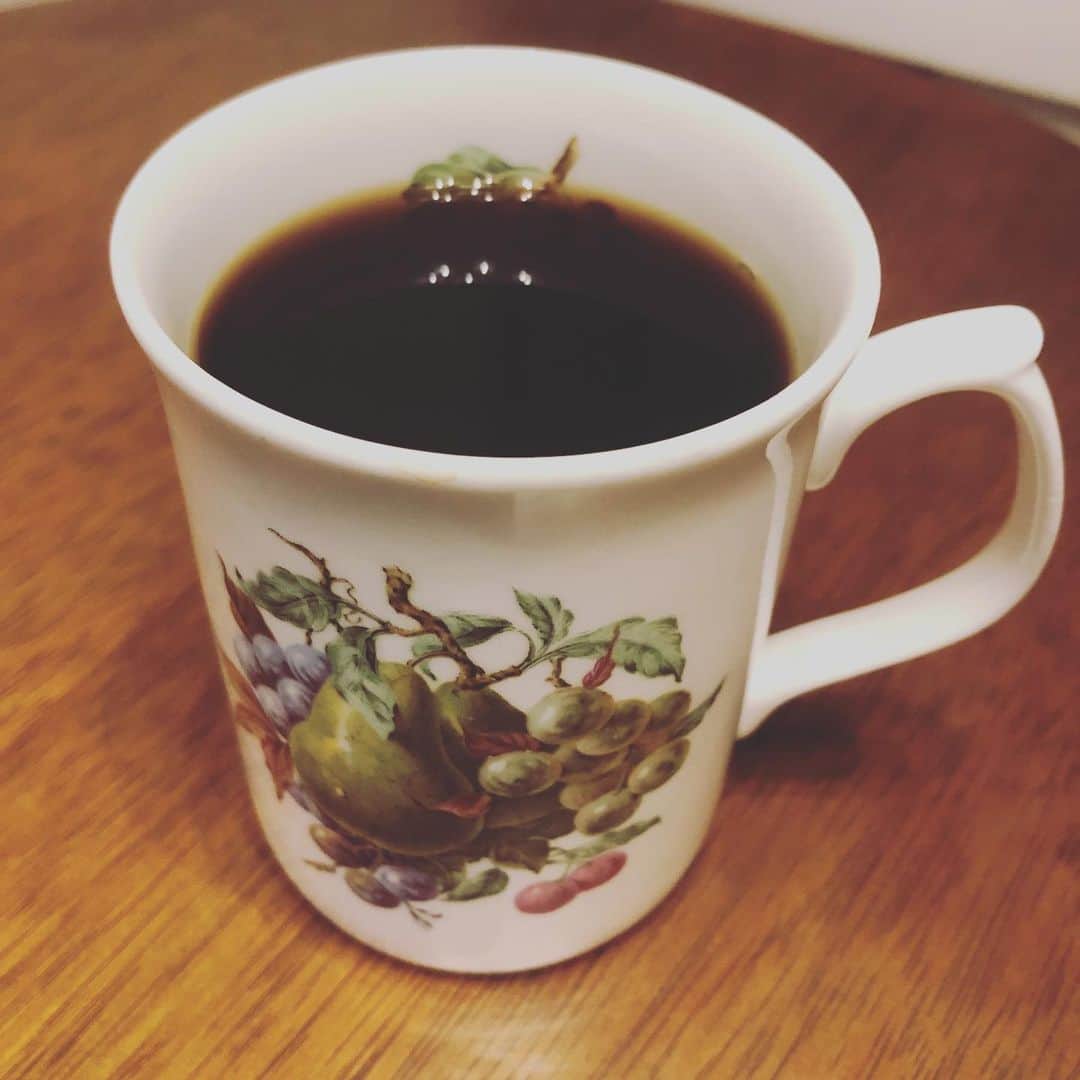 のインスタグラム：「ウチの会社でこんなん作りましてん。 是非見たってください。  https://youtu.be/8xDGXCVCptg  #愛は勝つ #エッセンシャルワーカーの方に感謝 #頑張っている全ての皆様へありがとう #泣いていいよ #負けないで #stayhome  #おうち時間  今からコイツを頂きます😁」