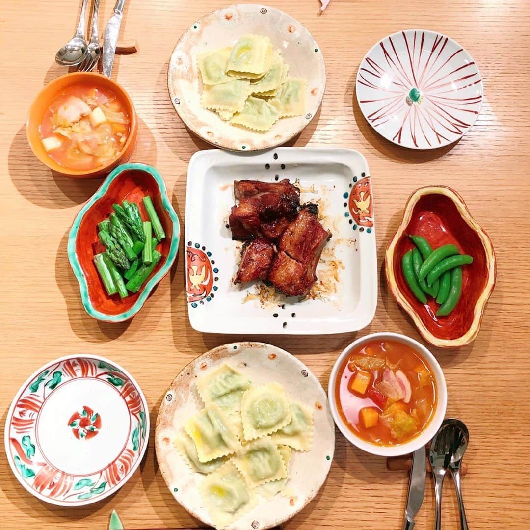 草刈民代さんのインスタグラム写真 - (草刈民代Instagram)「#今日の晩ご飯  買っておいた冷凍の#ラビオリを使ってみました。 #リコッタチーズとほうれん草のラビオリ ソースは無塩の溶かしバターだけ。リコッタチーズに塩気があるので、バターの風味だけで充分でした。 #スペアリブ 味付けして冷凍保存。常備している一品です。 #アスパラガス  #スナップえんどう  #ミネストローネ 今日はさっぱり作りました。  いつも同じようなメニューになってしまうので、たまには気分を変えてと、買っておいた冷凍のラビオリ。 とても美味しかった！  こういうの、買ったことなかったのですが、なかなかレベルが高いです。  自分で作るのは難しいですが、冷凍なら簡単に楽しめますね。 #草刈民代」5月4日 21時27分 - tamiyo_kusakari_official