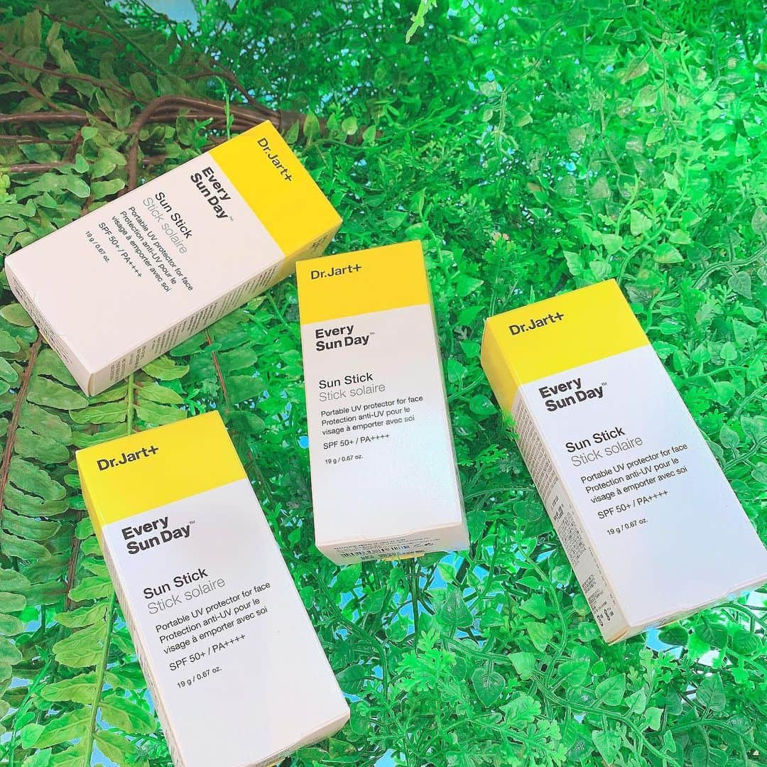 SKINGARDEN［スキンガーデン］さんのインスタグラム写真 - (SKINGARDEN［スキンガーデン］Instagram)「Dr.Jart+﻿ 日焼け止め☀️﻿ ﻿ ﻿ Every Sun Day﻿ Sun Stick☀️﻿ ﻿ ﻿ ✔︎スティックタイプ﻿ ﻿ ✔︎SPF50+/PA++++﻿ ﻿ ﻿ ﻿ ﻿ ﻿ #skingarden #スキンガーデン #新大久保 #신오쿠보 #日韓 #韓国コスメ #韓国メイク #韓国 #コスメ #メイク #한국 #한국화장품 #한국메이크업 #좋아요 #팔로우#リップ #ティント #립스틱 #love #cute #instagood#韓国好きな人と繋がりたい#beauty#소통#셀카#셀스타그램#썬크림#日焼け止め#インスタ映え」5月4日 21時29分 - skingarden.jp