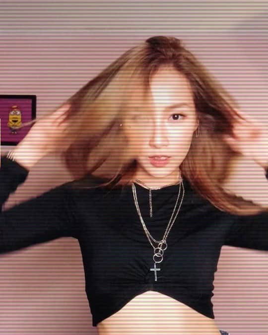 安柏兒のインスタグラム：「Bᴇғᴏʀᴇ & Aғᴛᴇʀ 👌🏼 媽媽很關心我染那什麼未完成的金髮，不要擔心，金毛已成熟 😌  如何～」