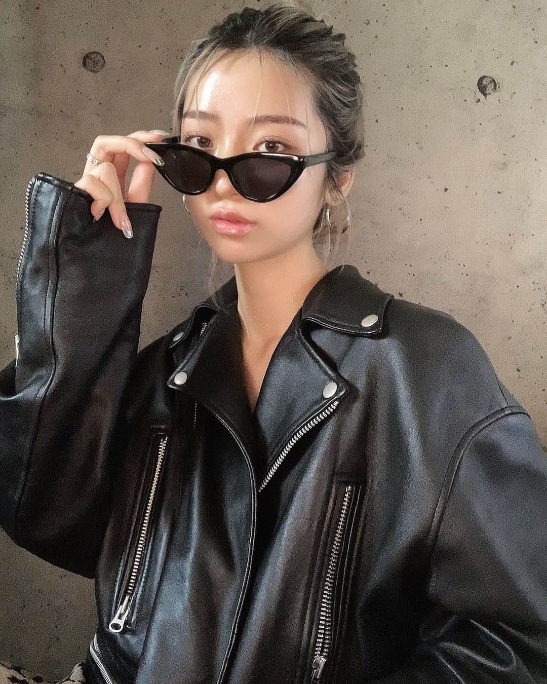 原涼香のインスタグラム：「Nudy beige Make 👢👢 マットなサンドベージュシャドウが気分。 アイライン引かないのもいいかも✔︎ ㅤㅤㅤㅤㅤㅤㅤㅤㅤㅤㅤㅤㅤ リタッチ伸びてても、アップスタイルにしちゃえば むしろお洒落に見えるのです〜 バング、うぶ毛たちにはオイルでメリハリ。 ㅤㅤㅤㅤㅤㅤㅤㅤㅤㅤㅤㅤㅤ 使ったメイクitemは明日upします ♡ ㅤㅤㅤㅤㅤㅤㅤㅤㅤㅤㅤㅤㅤ」