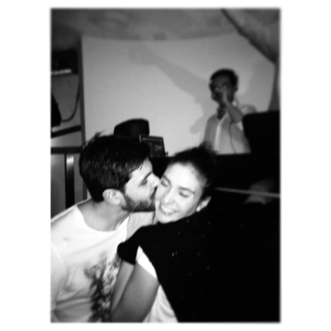 ナズ・アイデミルのインスタグラム：「Tanışmamızın üstünden geçen dile kolay 9 sene... Her geçen gün büyüyen sevgi, ev nüfusundaki artış ve tabii ki saçlara eklenen beyazlarla birlikte... İyi ki varsın, iyi ki oyun arkadaşımsın! Nice birlikte 9, 19, 99 yıllara... #theAkyols」