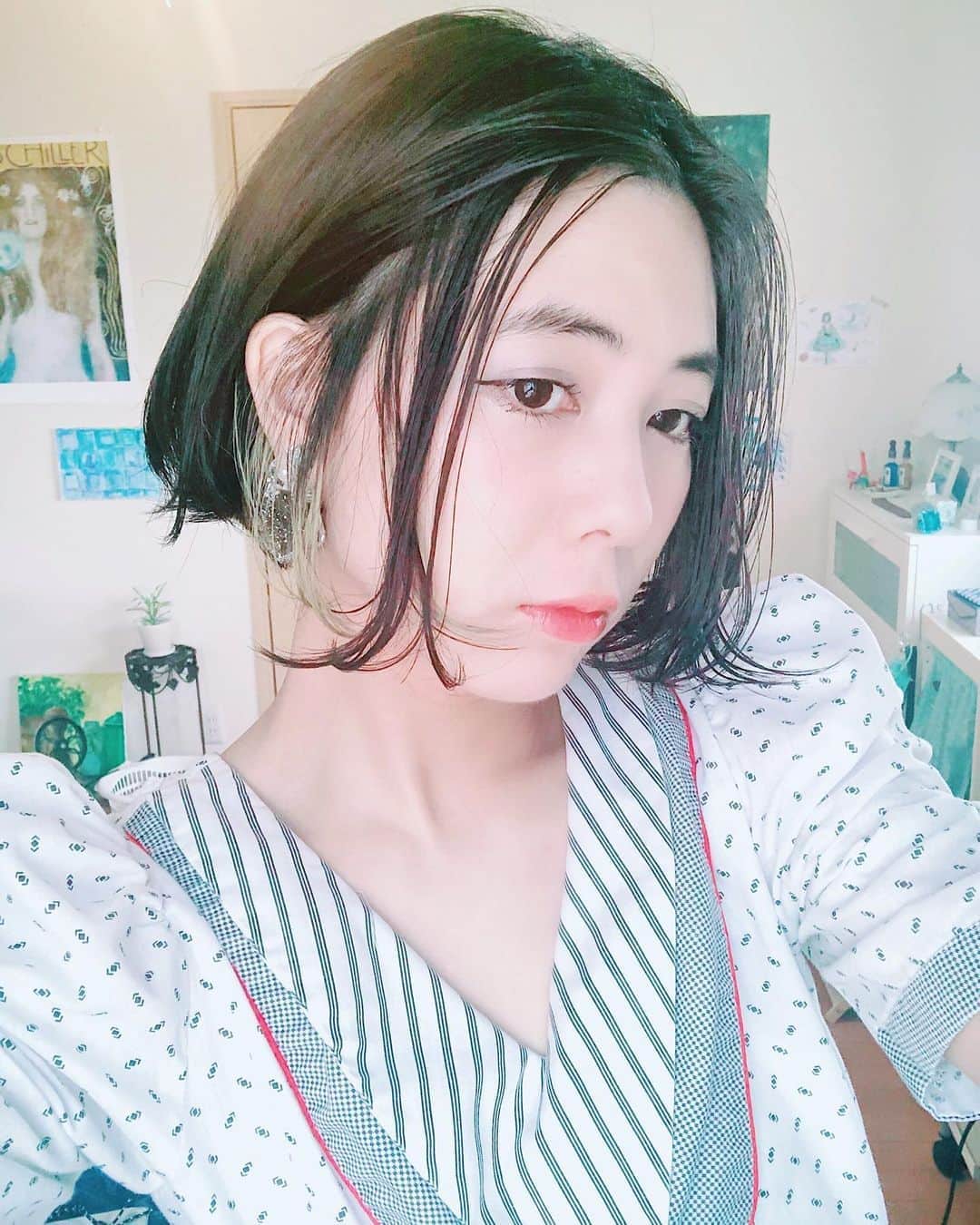 木村仁美のインスタグラム：「毛先を巻いてくしゃっとした感じにしました💎 お洒落することは、ずっと続けているし それが精神安定にもつながる気がします🌛🕊✨ . . . #今日の青い #ヘアアレンジ #黒髪ショート #黒髪ボブ #ショートヘア #おうち時間 #お洒落好き #古着コーデ #stayhome」