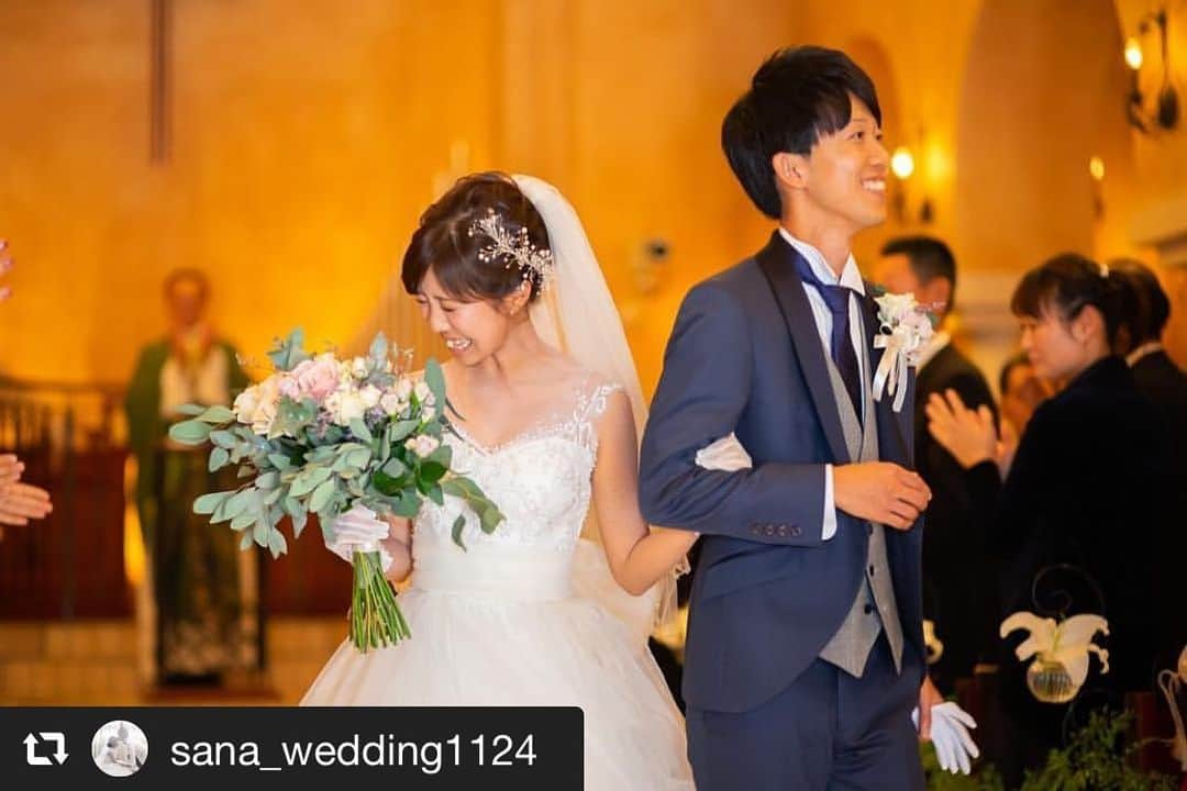 ヴィラデマリアージュさいたまさんのインスタグラム写真 - (ヴィラデマリアージュさいたまInstagram)「📷 ご結婚式とは、人生の応援団づくり。 そんなゲストと過ごす一日は、今後の人生で、かけがえのない宝物となります。 . . 素敵な投稿、ありがとうございます☺️ 何度でも帰ってこれる場所として ヴィラデマリアージュは有り続けます。 . 笑顔溢れるおふたりと またお会いできますことを楽しみにしております✨ . . @sana_wedding1124 . .  #ヴィラデマリアージュさいたま #ヴィラデマリアージュ  #repost @sana_wedding1124 via @PhotoAroundApp  #sana_wedding_report ②⓪ 挙式退場🤵🏻👰🏻 . . . やっと大好きなみんなの顔を見ることができました . . しあわせなしあわせな瞬間💘 . 嬉しさのあまり笑顔の写真であふれていて もう目がなくなっちゃってます🤤💕笑 . . . . #結婚式#結婚#花嫁#卒花嫁#関東花嫁#埼玉花嫁 #2018秋婚#2018婚#結婚式レポ# #ヴィラデマリアージュ#ヴィラマリ花嫁#ゼクシィ #挙式レポ#挙式入場#チャペル #誓いのキス#指輪交換 #ウェディングニュース#みんなのウェディング #farnyレポ#marry花嫁#marryxoxo#wedding#weddingpark#weddingparty #ns_wedding_1124」5月4日 21時31分 - villas_des_mariages_saitama