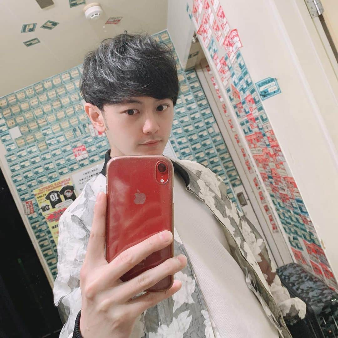 KAZUKI のインスタグラム：「啓太生誕無観客LIVE配信✨ 改めて啓太誕生日おめでとう！ コロナ渦でもあれだけ沢山のファンに見守られてLIVEできる幸せをお裾分けしてもらいました。やっぱりお客さんがその場にいてくれて歌えるのが1番ええけど配信は配信の楽しみがあるし何より安全。マスクしたままの歌唱も含めて貴重な経験をしました。スタッフの皆さんもリスクある中ありがとうございました。 #誕生日 #コロナ渦 #でも出来る事はある」