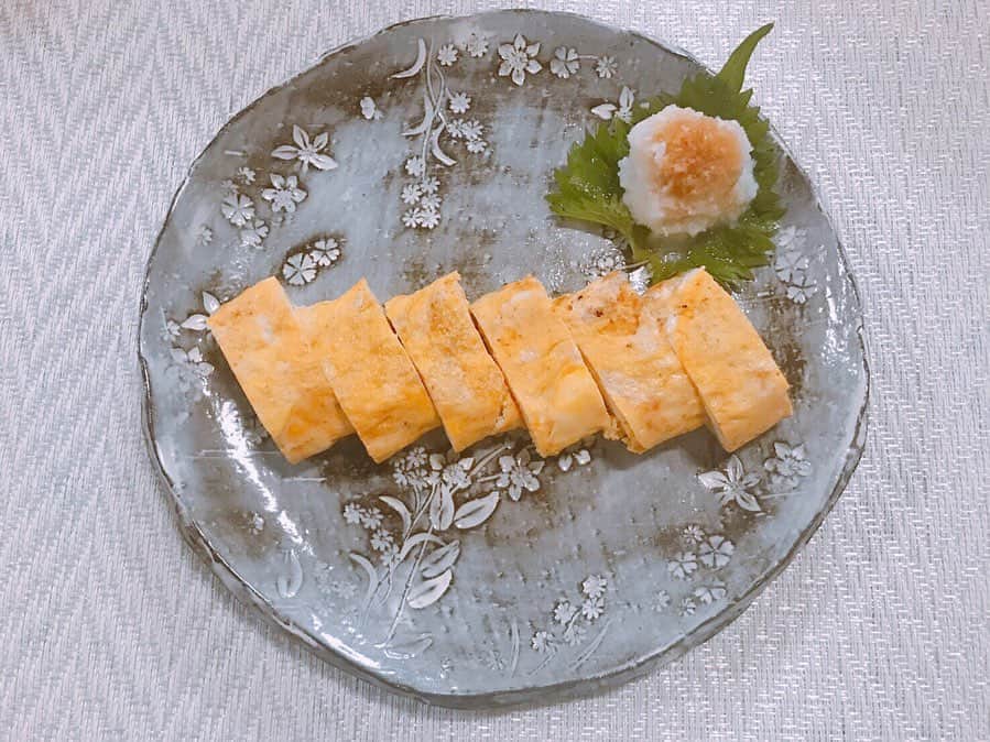 ときさんのインスタグラム写真 - (ときInstagram)「#居酒屋とき 遅くなりましたー😅💦💦💦 本日は、#だし巻き卵 と#アスパラ料理 です！  だし巻き卵は、2度目でなんとか成功😓👐🏻 1回目は、出汁と卵の比率を間違えてぐちゃぐちゃになったり、焦げてしまった😭  アスパラは、大成功❣️❣️❣️ アスパラ苦手をこれで克服ってくらい、ほとんど食べしまった🤣 オリーブ油に切ったにんにくを入れてアスパラを焼いただけなのにめちゃくちゃ美味かった🥰 ぜひ、みんなにもやってほしいな😌💕 ・ ・ ・ #居酒屋とき  #居酒屋メニュー  #今日のメニュー  #卵料理 #初心者  #アスパラの素焼き  #アスパラ苦手 #克服」5月4日 21時36分 - toki_ringomusume