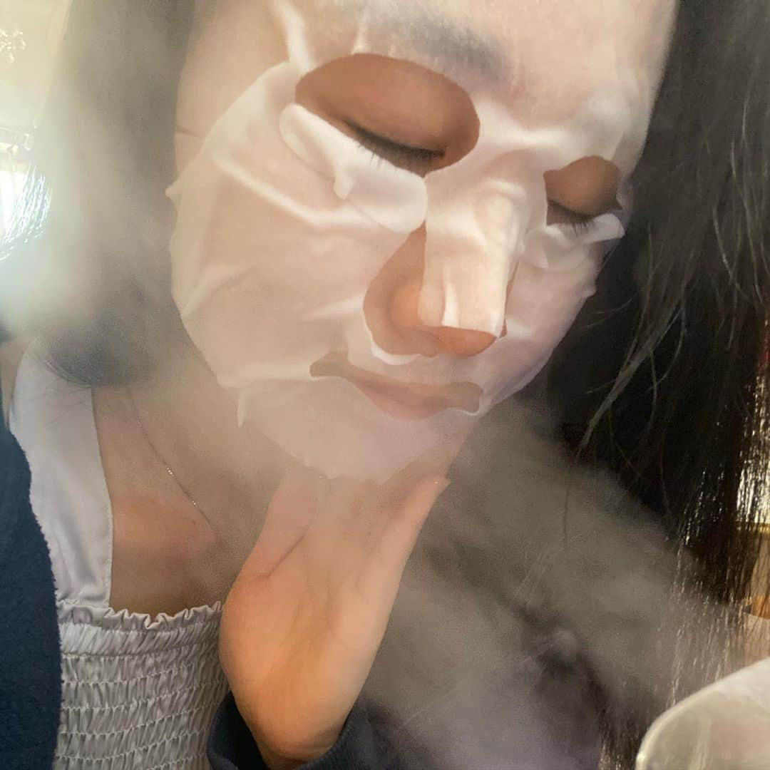 宇田恵菜さんのインスタグラム写真 - (宇田恵菜Instagram)「Best ways to entertain myself when I’m in quarantine 🏡? 皆さん、5週間目の自粛生活、どうお過ごしですか？？ 私はこの世間的GWでは毎朝同じ時間に起き、運天さんと1.5時間ほど緩めながら、ガチのトレメニュー組んでやってます🏃🏻‍♀️✨ あとは、ギターを大学ぶりに触りはじめたので、この自粛終わる時には、発表会をできればなーと思ってます😂😂😂笑 あとは、 友達のクッキングチャンネル　@cooklerchannel  を参考にダルゴナコーヒーを作ったり(めちゃ簡単‼️コーヒー大1砂糖大2お湯大2でひたすら角立つまでホイップ‼️) 毎日スチーマーで美肌への道！！！そして今回の自粛の私のお友達の、モンシロチョウの幼虫10匹ぐらいを毎日観察して遊んでます🌟) あと1ヶ月！皆世界中の人達が同じだから、全然乗り越えれる！ 私達が自粛ができるように働いていてくださってる方々、ありがとうございます‼️✨ 5月もハッピースマイルに！ ------------------------------- #casting  #actress #shortfilm #キャスティング #ショートフィルム #役者  #filmingcrew #filming #撮影中 #撮影クルー #leadactress #女優 #actresslife #スチール撮影 #黒髪 #blackhair  #quarantine #自粛　#おうち時間　#愛媛出身」5月4日 21時37分 - ena2727